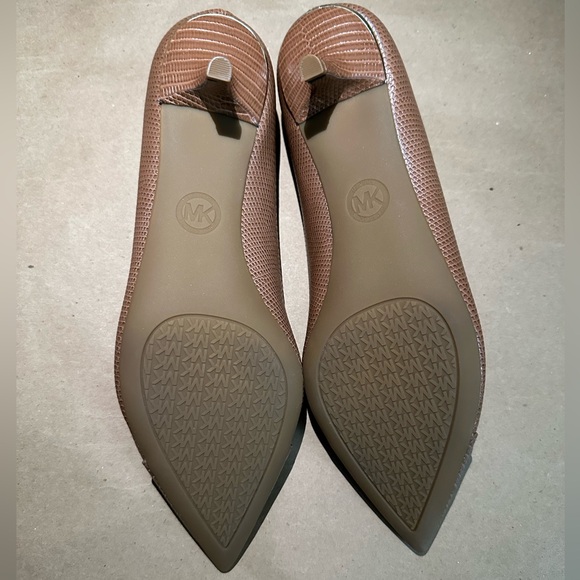 NEW Michael Kors Snake Embossed Brown Kitten Heels Pumps Size 8 - Picture 8 of 9